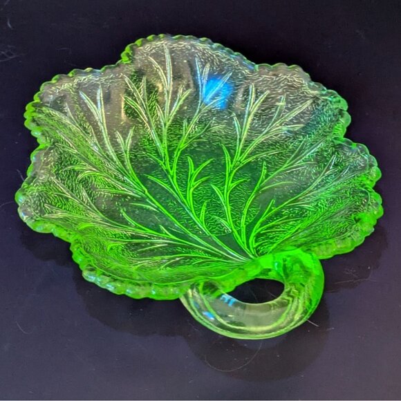 Indiana Glass Green Glass Embossed Leaf Bowl Candy Nut Trinket Dish Vintage - Picture 4 of 9